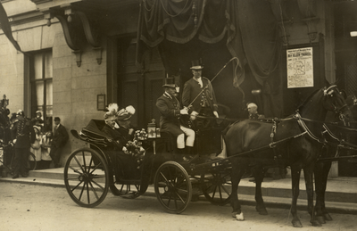 129435 Afbeelding van de aankomst van Koningin-moeder Emma met haar zus Pauline vorstin van Bentheim bij het Gebouw ...